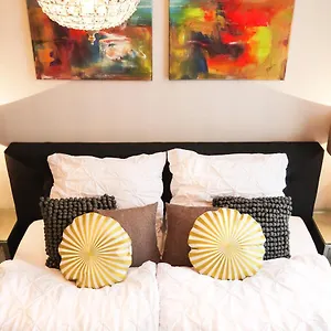 Privatunterkunft Comfort And Style In Center With Ensuite Bathroom On Schaafenstrasse 